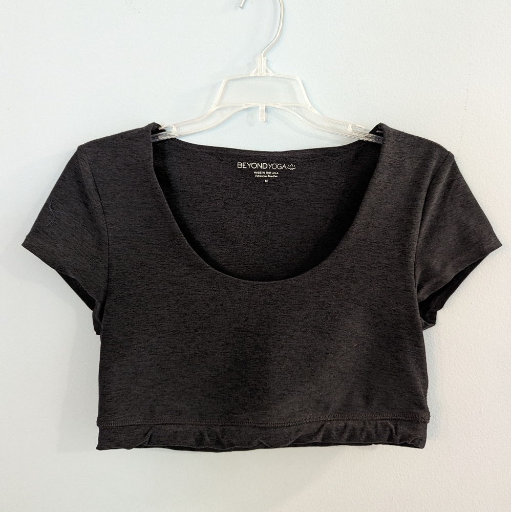 Beyond Yoga Women's Black Scoop Bra Short Sleeve Cropped Top Size M